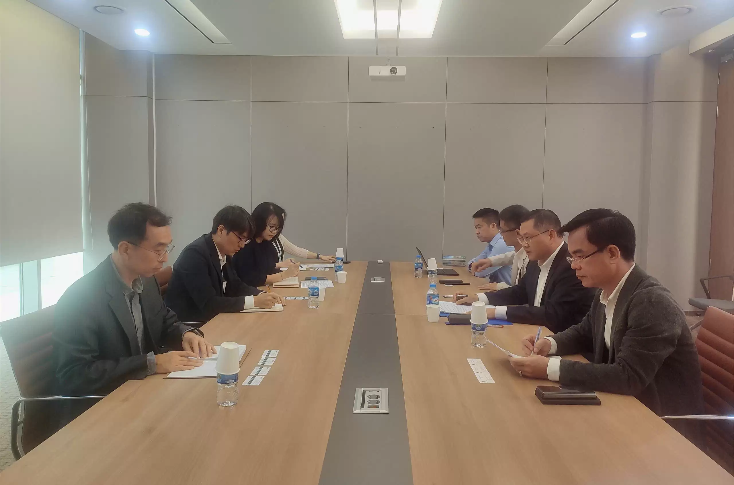 Đoàn công tác của Ban QL Khu CNC Hòa Lạc làm việc với Đại sứ quán Hàn Quốc tại Việt Nam